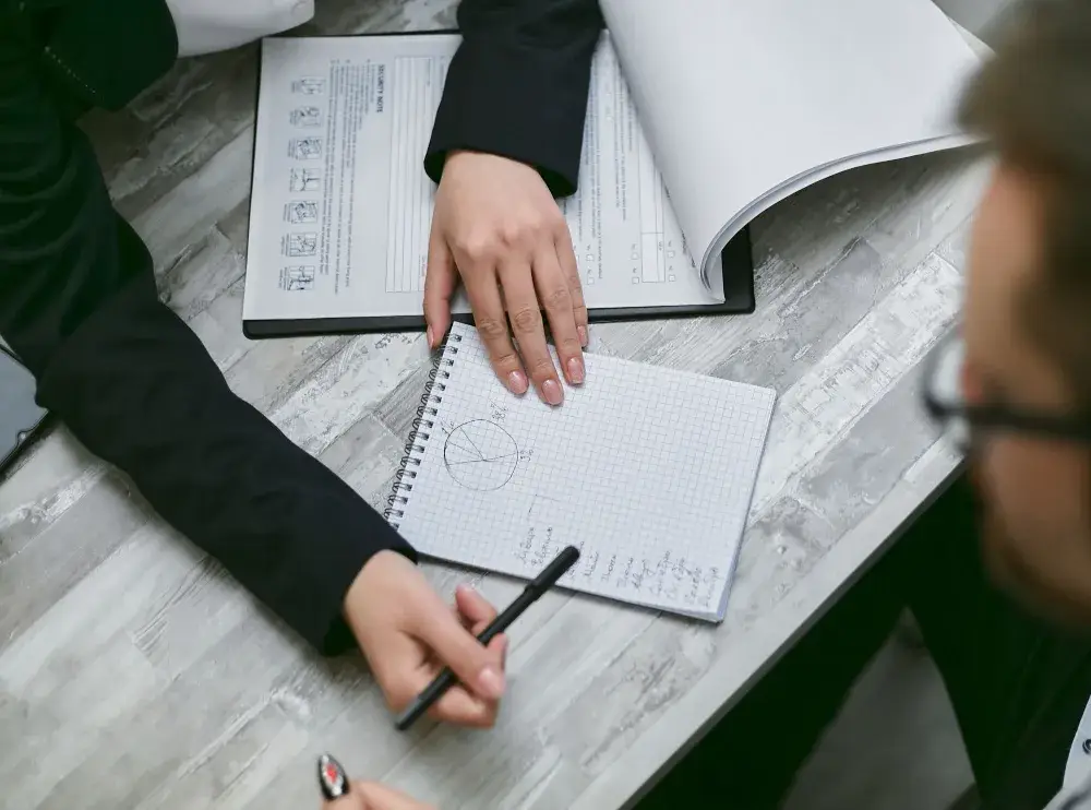 Mains au-dessus de papiers et de graphiques pendant une réunion