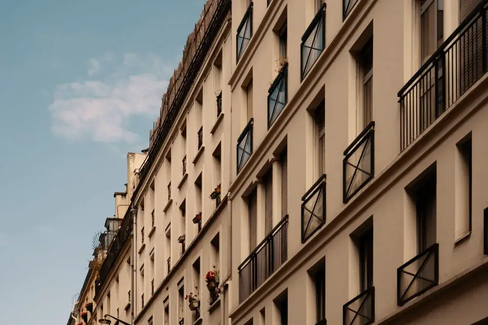 Rue bordée d’immeubles avec balcons en fer forgé