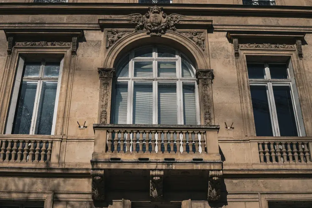 Façade en pierre d’un immeuble haussmannien à Paris