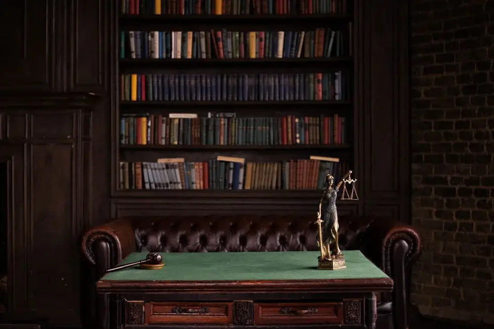 Statuette de la justice dans une bibliothèque de droit